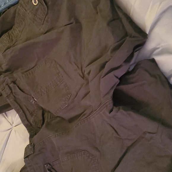 Cargo pants or Capris - Picture 4 of 6